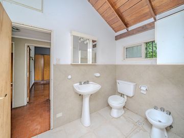 VENTA CHALET 5 AMBIENTES CON PILETA Y QUINCHO