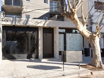 VENTA LOCAL A ESTRENAR EN CASEROS CENTRO FINANCIA