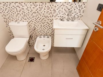 VENTA LOCAL A ESTRENAR EN CASEROS CENTRO FINANCIA