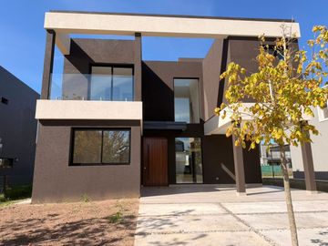 VENTA CASA A ESTRENAR - 5 AMB PUERTOS DEL LAGO