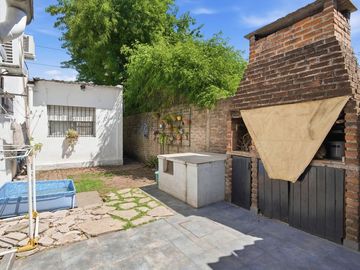 Casa 5 ambientes en venta en Burzaco con jardín