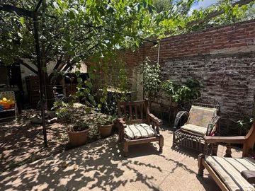VENTA CASA 3 DORMITORIOS-GRAN PATIO-ARGUELLO