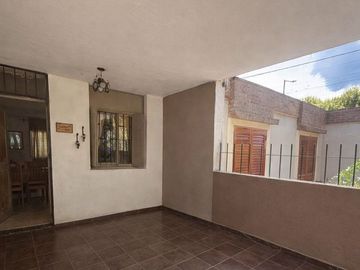 VENTA CASA 3 DORMITORIOS-GRAN PATIO-ARGUELLO