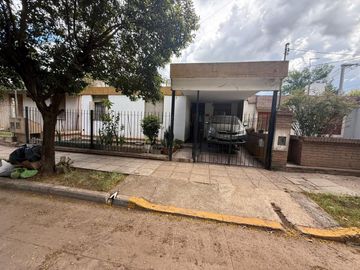 VENTA CASA 3 DORMITORIOS-GRAN PATIO-ARGUELLO