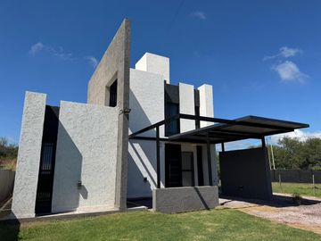 CASA DE 3 DORMITORIOS  A ESTRENAR