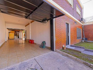 VENTA CASA CON PARQUE JOSE LEON SUAREZ