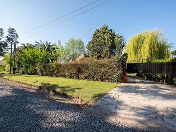 VENTA CASA 3 AMBIENTES CON JARDIN, PILAR