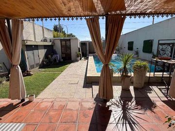 CASA EN VENTA CON PILETA CLIMATIZADA EN OLAVARRIA