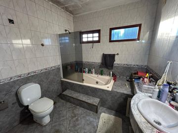 VENTA CASA 5 AMBIENTES EN VILLA LUZURIAGA