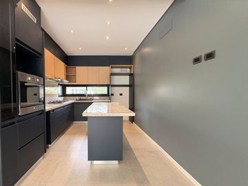 VENTA CASA 6 AMBIENTES CASTAÑOS NORDELTA