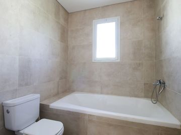 VENTA CASA 6 AMB A LAGUNA EN BARRIO SAN FRANCISCO