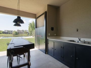 VENTA CASA 6 AMB A LAGUNA EN BARRIO SAN FRANCISCO