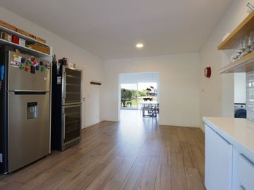 VENTA CASA 6 AMB A LAGUNA EN BARRIO SAN FRANCISCO