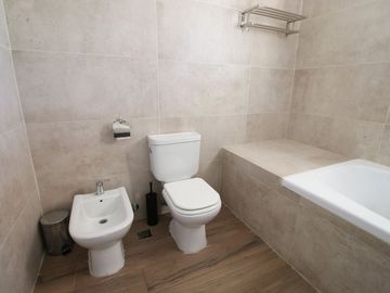 VENTA CASA 6 AMB A LAGUNA EN BARRIO SAN FRANCISCO