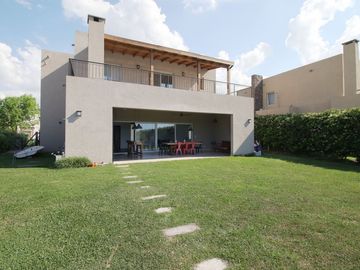 VENTA CASA 6 AMB A LAGUNA EN BARRIO SAN FRANCISCO