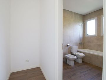 VENTA CASA 6 AMB A LAGUNA EN BARRIO SAN FRANCISCO