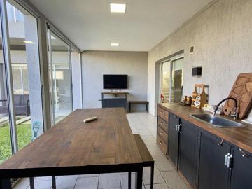 CASA EN DOS PLANTAS C/PILETA CASUARINAS PREMIUM