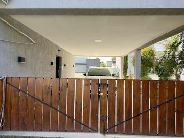 CASA EN DOS PLANTAS C/PILETA CASUARINAS PREMIUM
