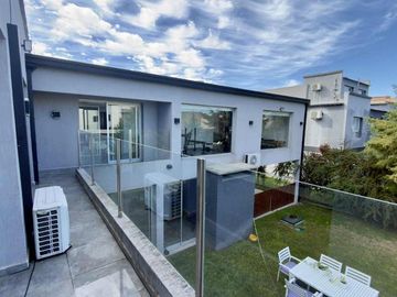 CASA EN DOS PLANTAS C/PILETA CASUARINAS PREMIUM