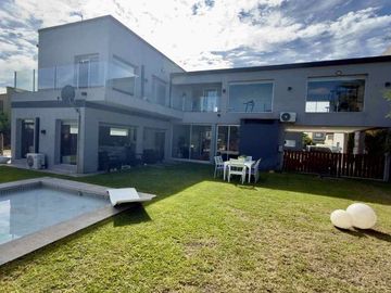 CASA EN DOS PLANTAS C/PILETA CASUARINAS PREMIUM