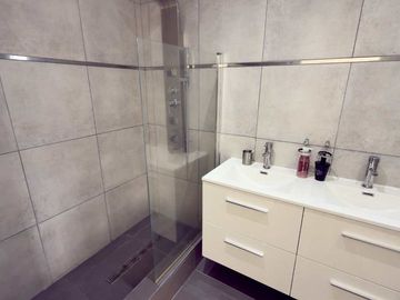 CASA EN DOS PLANTAS C/PILETA CASUARINAS PREMIUM