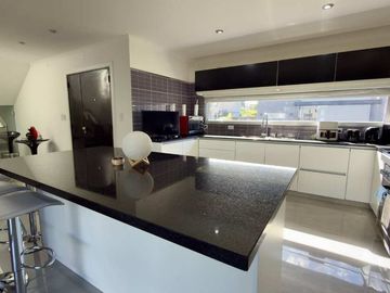 CASA EN DOS PLANTAS C/PILETA CASUARINAS PREMIUM