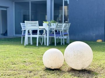 CASA EN DOS PLANTAS C/PILETA CASUARINAS PREMIUM