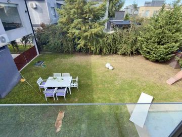 CASA EN DOS PLANTAS C/PILETA CASUARINAS PREMIUM