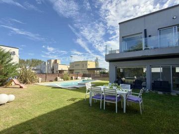 CASA EN DOS PLANTAS C/PILETA CASUARINAS PREMIUM