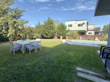 CASA EN DOS PLANTAS C/PILETA CASUARINAS PREMIUM