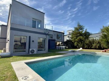 CASA EN DOS PLANTAS C/PILETA CASUARINAS PREMIUM