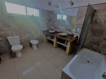 VENTA CASA 4 AMBIENTES LA CAUTIVA  PTE:DERQUI