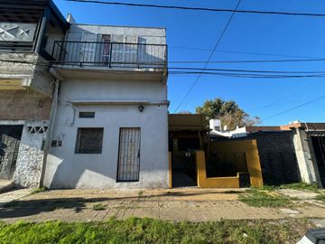 VENTA CASA MERLO 3AMB + DPTO 2AMB LOTE 600M2