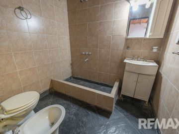 VENTA CASA CON 2 DUPLEX EN  MERLO NORTE