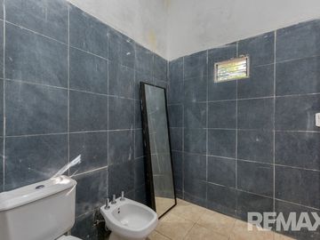 VENTA CASA CON 2 DUPLEX EN  MERLO NORTE