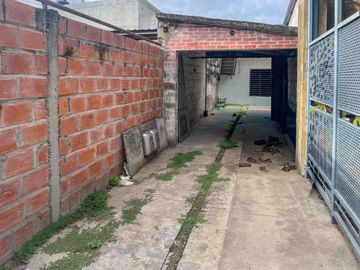 VENTA CASA A RECICLAR EN FISHERTON CON GALPÓN