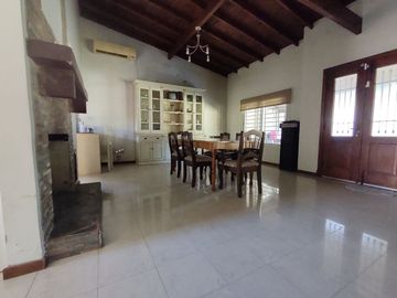 Casa 4 amb con pileta y quincho en Derqui Pilar