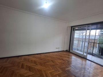 VENDE 3 amb con balcón al frente Flores