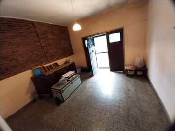 VENTA CASA 3 AMB CON PATIO 50.000 + CUOTAS, BERNAL