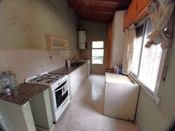 VENTA CASA 3 AMB CON PATIO 50.000 + CUOTAS, BERNAL
