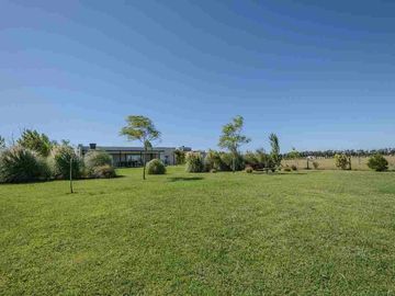 VENTA CASA 4 AMB CON PILETA EN BARRIO LA CERCANÍA