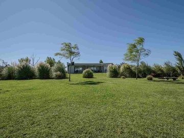 VENTA CASA 4 AMB CON PILETA EN BARRIO LA CERCANÍA