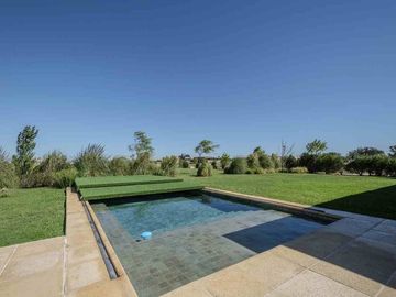 VENTA CASA 4 AMB CON PILETA EN BARRIO LA CERCANÍA