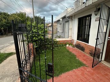 VENTA CASA 2 DOR + COCHERA + DPTO B° CABILDO