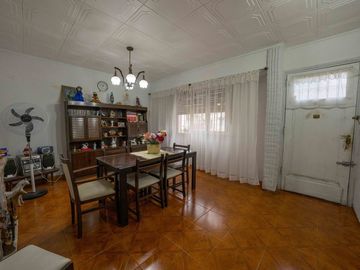VENTA CASA 3 AMBIENTES EN CIUDADELA CON JARDIN