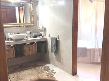 VENTA CASA 306 M2 CON PILETA EN LOTE DE 14.000 M2