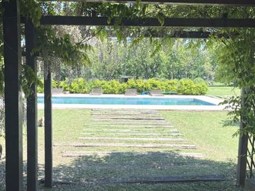 VENTA CASA 306 M2 CON PILETA EN LOTE DE 14.000 M2