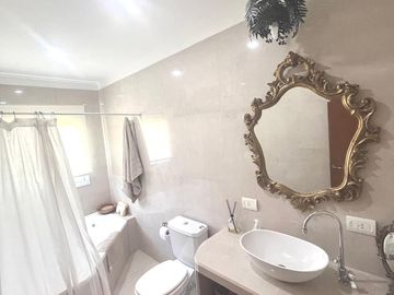 VENTA CASA 306 M2 CON PILETA EN LOTE DE 14.000 M2