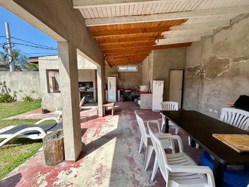 VENTA LOTE CON QUINCHO Y PISCINA EN HURLINGHAM