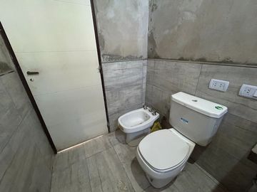 VENTA LOTE CON QUINCHO Y PISCINA EN HURLINGHAM